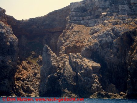 Mola de Fornells - Steilküste vom Schiff aus