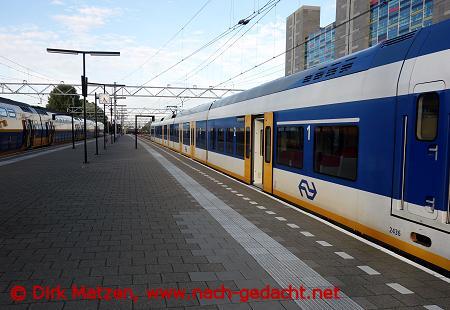 Leiden, Zug am bahnsteig