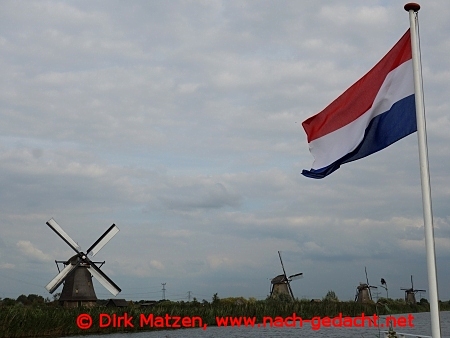 Kinderdijk, niederländische Fahne bei Windmühlen