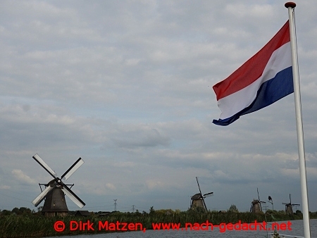 Kinderdijk, niederlndische Fahne bei Windmhlen