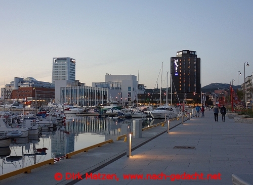 Bodø, abends am Hafen