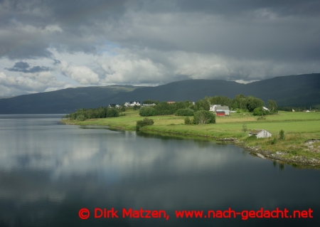 Zugfahrt Nordlandbahn, im Ort Valnesfjord