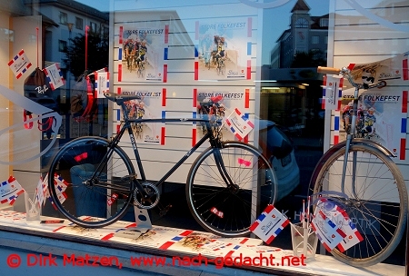 Bodø, Schaufenster-Werbung für Radrennen
