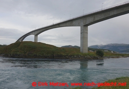 Saltstraumen, neben der Brücke