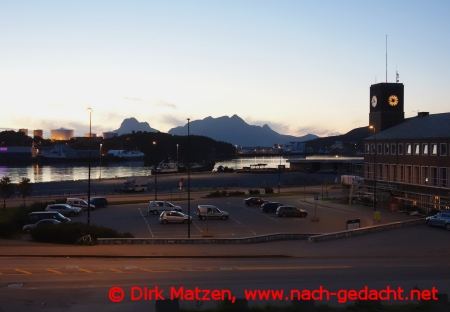 Bodø, nachts vor dem Bahnhof