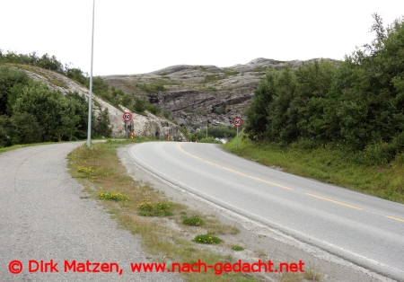 Bodø, Strasse zwischen Felsen