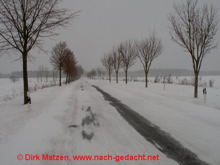Straße zwischen Garzau und Garzin voller Schnee