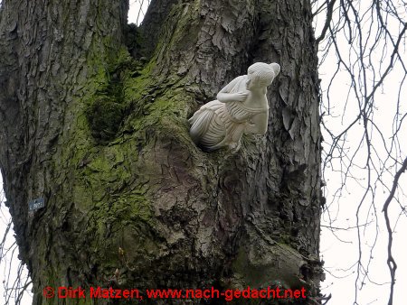 Statue im Baum