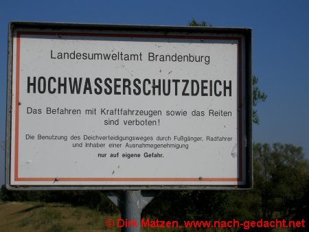 Schild Hochwasserschutzdeich an der Oder