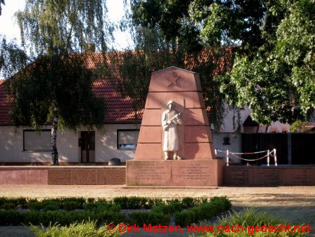 Sowjetisches Ehrenmal in der Ortschaft Gusow-Platkow