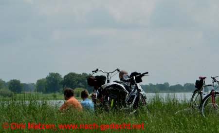 Rast von Radfahrern an der Oder