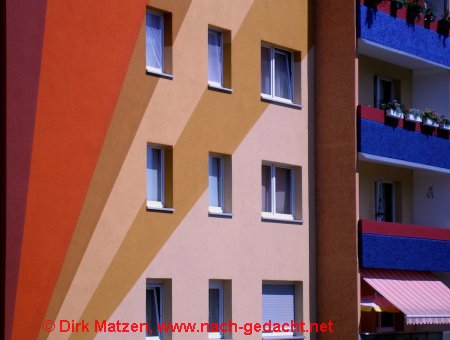 Bunt bemalter Plattenbau