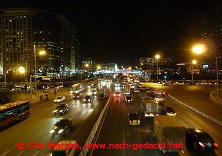Peking, Autoverkehr abends