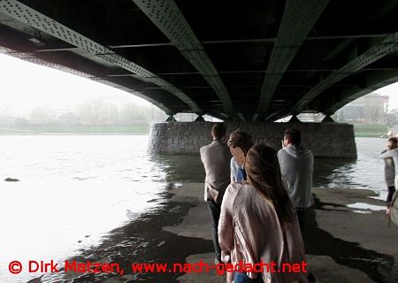 Krakau, schutzsuchende unter einer Brücke