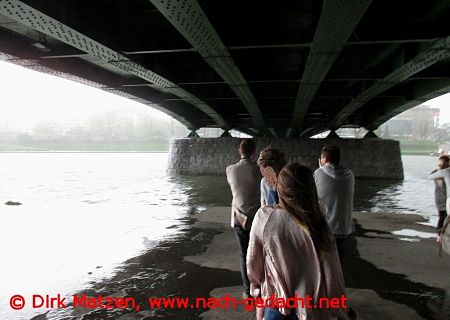 Krakau, schutzsuchende unter einer Brcke