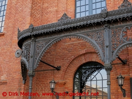 Lodz, Detail am sanierten Fabrikgebude in Ksiezy Mlyn