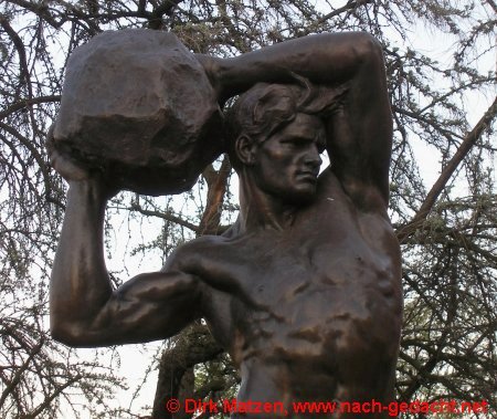 Warschau, Denkmal mit Muskelprotz
