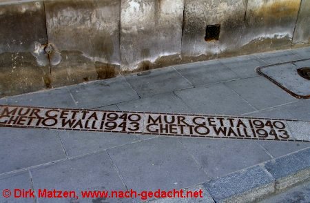 Warschau, Markierung der Ghetto-Mauer von 1940-43