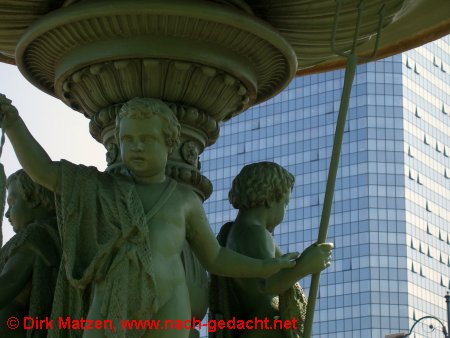 Warschau, Hochhaus und traditionellen Brunnen