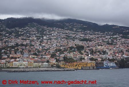 Blick von der Fähre Lobo zur Stadt Funchal