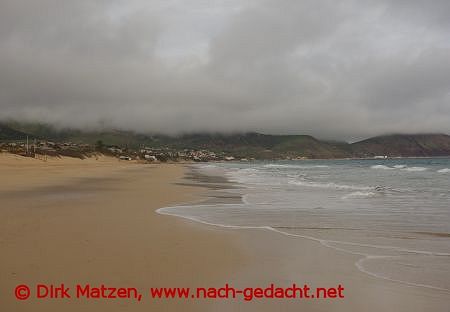 Porto Santo, Strand, Wolken ber den Bergen