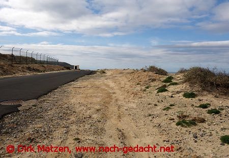 Porto Santo, Strae und Randstreifen am Flughafen