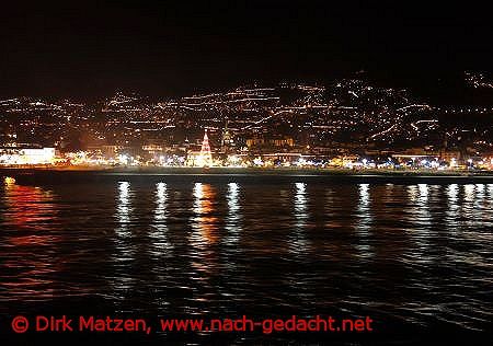 Anfahrt nach Funchal bei Weihnachtsbeleuchtung