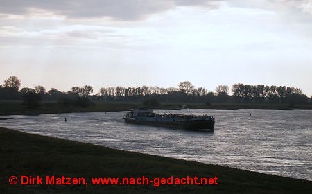 Binnenschiff auf der Elbe