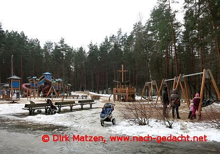 Riga, Spielplatz im Park