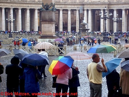 Vatikan, Warteschlange auf dem Petersplatz