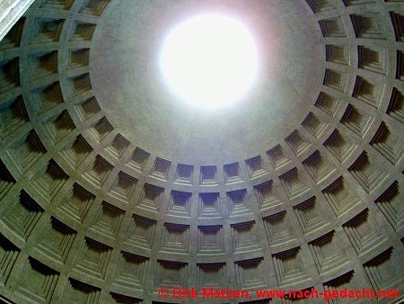 Rom, Regen fällt durch das Loch im Pantheon