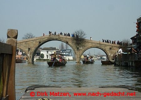 Wasserdorf Zhujiajia, Steinbrcken