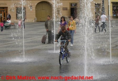 Sibiu, Hermannstadt - Junge auf Fahrrad in der Fontäne