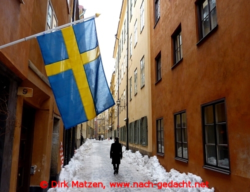 Stockholm, Gasse in der Altstadt und Schwedische Fahne