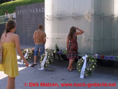 Tallinn Besucher am Freiheitsdenkmal