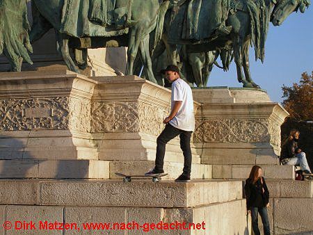 Budapest, Skateboarder auf einem Denkmal