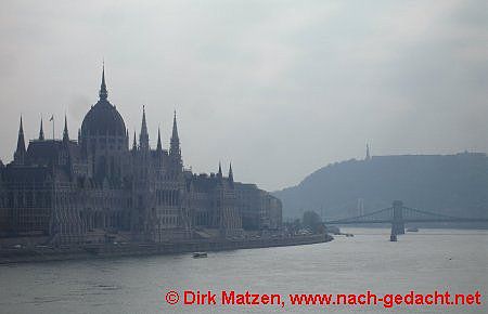 Budapest, Parlament im morgendlichen Nebel